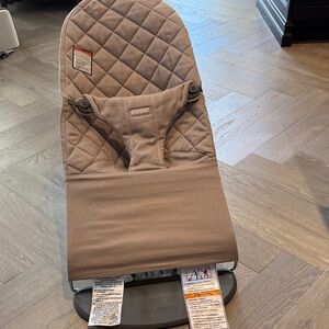 BabyBjörn Quilted Baby Bouncer in sand grey